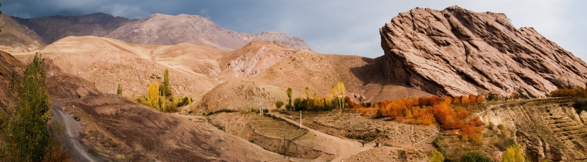 Remains of Alamut Castle Clinging to a Crag above the valley of the Assassins Iran (Julia Maudlin)  [flickr.com]  CC BY 
Informations sur les licences disponibles sous 'Preuve des sources d'images'